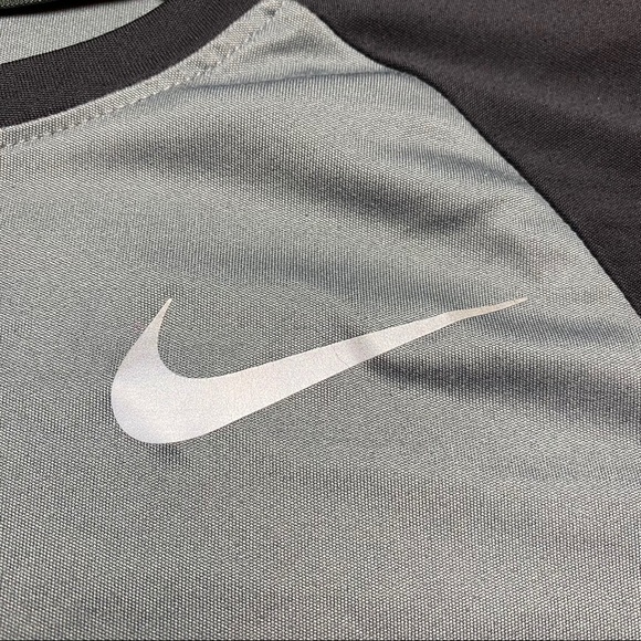 Nike Youth Boys Black/Gray DriFit Short Sleeve Tee Size Small - Picture 3 of 8